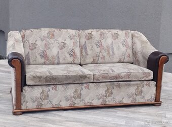 Dvojsedačka s dreveným rámom. - 2