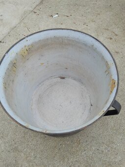 Predám veľmi starý liatinový kotlík - 2