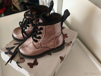 Krásne trblietavé topánky - 2