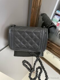 Kožená kabelka štýl Chanel boy sivá - 2