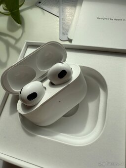 Apple AirPods (3. generácia) s Lightning nabijacim puzdrom - 2