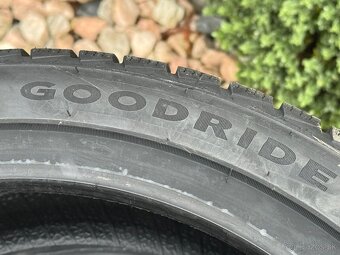 225/40 R18 - 2