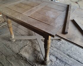 Veľmi starý stôl - 2