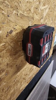 Držiak na stenu pre batérie Parkside 20V – pevný ABS plast - 2