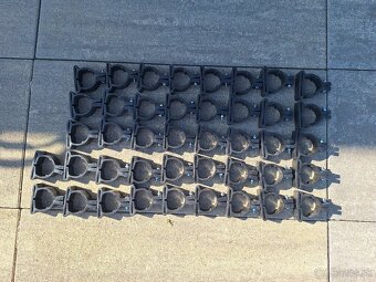 Plastove uchytky na plot cierne - 2