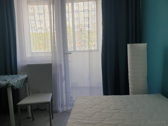 Krásna priestranná izba s balkónom na prenájom – Dlhé Diely - 2