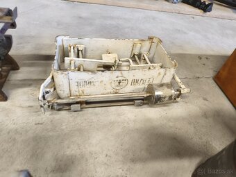 Staré váhy, kufor ,gramofón.... - 2