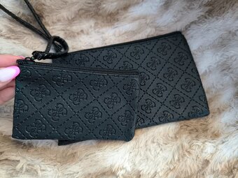 Čierna kozmetická taška + kľúčenka Guess - 2