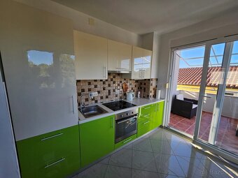 Chorvátsko, pekný 1 izbový apartmán s parkingom na VIRe. - 2