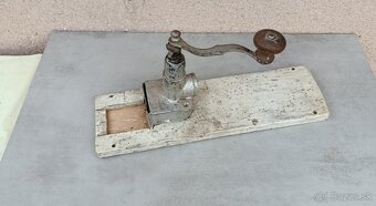 Retro krájač , mlynček. - 2