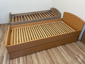 Predám stolík, posteľ a regál - 2