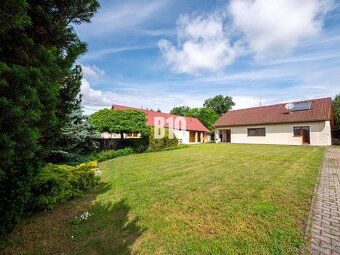 Ponuka rodinného domu s krásnym pozemkom a dvojgarážou - 2