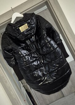 Lesklá bunda s dlhými úpletovými patentmi v.L - 2