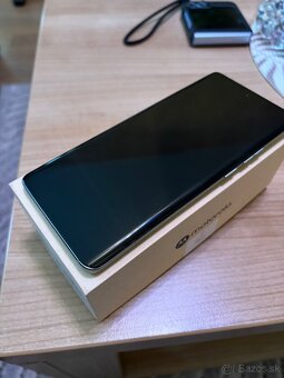 Predám Motorola Edge 40 12/ 256GB. - 2