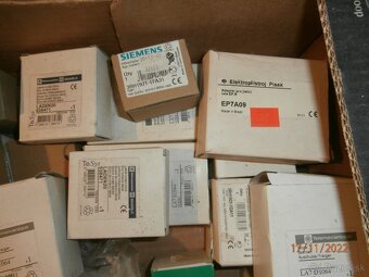 Pomocné kontakty na stykače. - 2