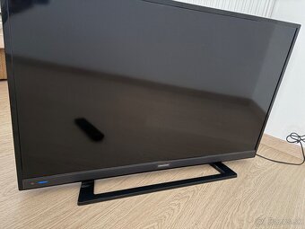 Televizor s ovladacom - Grunding - 2