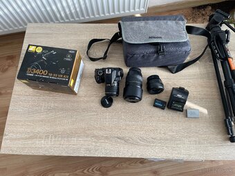 Nikon D3400 + 3 objektivy, 3 baterie, Nikon cestovna brasna - 2