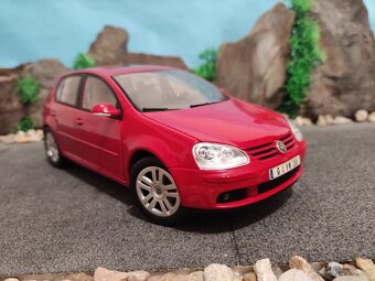 Prodám model 1:18 Volkwagen Golf V - 2