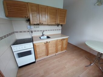 ⌂ Prenájom 2-izbový byt s balkónom 56 m2 Prievidzská Handlov - 2