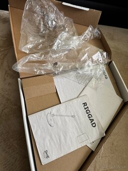 Stolna lampa s bezdrôtovou nabíjačkou - 2