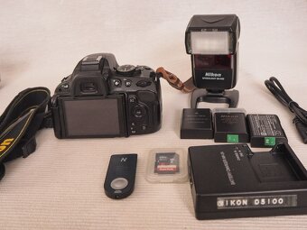 Nikon D5100 s príslušenstvom. - 2