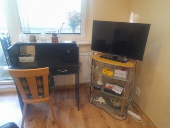 Darujem stolík pod TV - 2