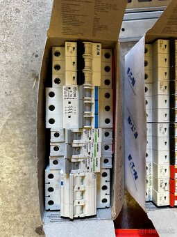 Prodám -Různé elektro, pojistky, kab. chrániče, žárovky - 2
