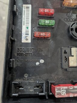Predám na Passat b6 poistkou skrinku - 2