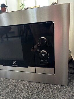 Elegantná vstavaná mikrovlnná rúra Electrolux - 2