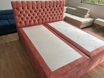 Čaludnená posteľ 180x200 s matracom a nožičkami - 2