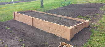 vyvysene ZAHONY, kvetinace a betonove stlpiky - 2