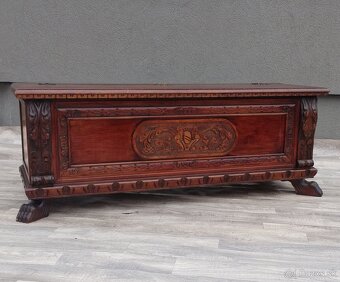 Truhlica vyrezávaná. - 2
