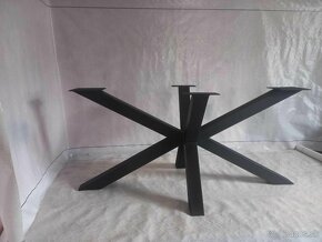 Jedálenský stôl . - 2