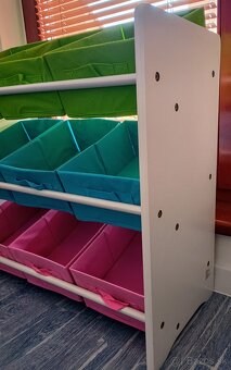 Regál do detskej izby s textilnými boxami - 2