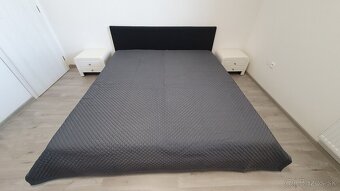 Posteľ 180 x 200 cm + nočné stolíky - 2