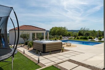 Luxusná vila s priestranným pozemkom a výhľadom na prírodné - 2