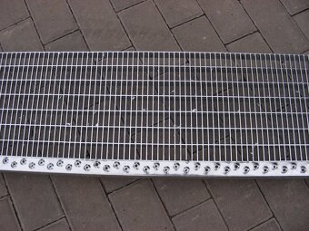 Schodiskový stupeň 1000x270mm 30x2 33x11 - 2