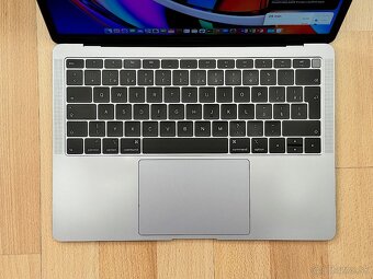 MacBook Air 13", TOP STAV, Výdrž batérie 6 hod. - 2