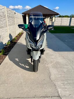 Predám Honda Forza 125 s originál kufrom a veľkým plexi - 2
