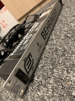 Behringer powerlight PL2000 - 2