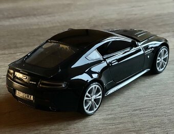 Aston martin V12 vantage 1:24 - 2