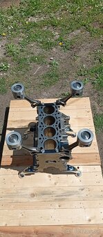 Predám konferenčný stolík z bloku motora - 2