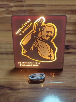 Dekoratívna nabijateľná LED lampa s motívom Pápež František - 2