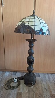 Tiffany štýl stojacia lampa – vitrážové sklo, kovová noha - 2
