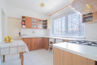 Čiastočne zrekonštruovaný dom vo výbornej lokalite s garážou - 2