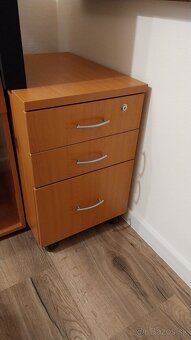 kancelarky stol so suflikmi - 2