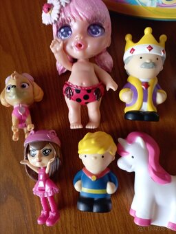 Detská prilba s figúrkami na hranie. - 2