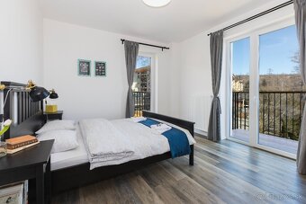 Posteľ a nočné stolíky HEMNES - 2