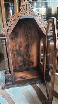 Starozitny relikviár a religiozne sochy. - 2