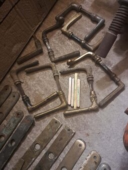 Mosadzné   štity  a klučky  na dvere. - 2